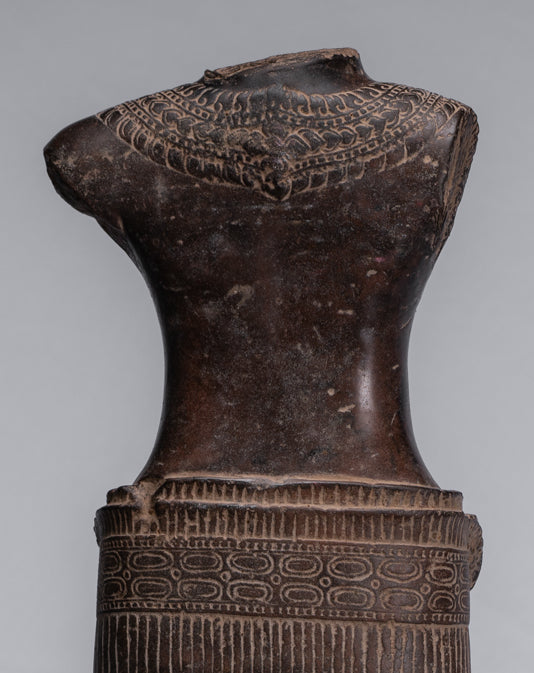 Antiker Lakshmi-Torso aus Stein im Khmer-Angkor-Wat-Stil (wahrscheinlich) – 68 cm.