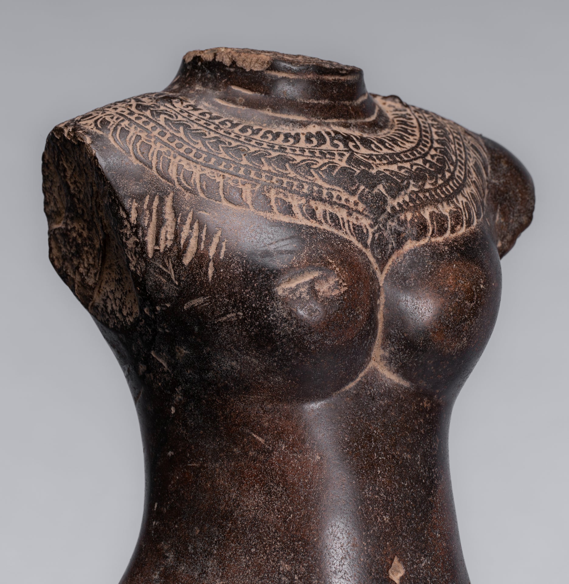 Antiker Lakshmi-Torso aus Stein im Khmer-Angkor-Wat-Stil (wahrscheinlich) – 68 cm.