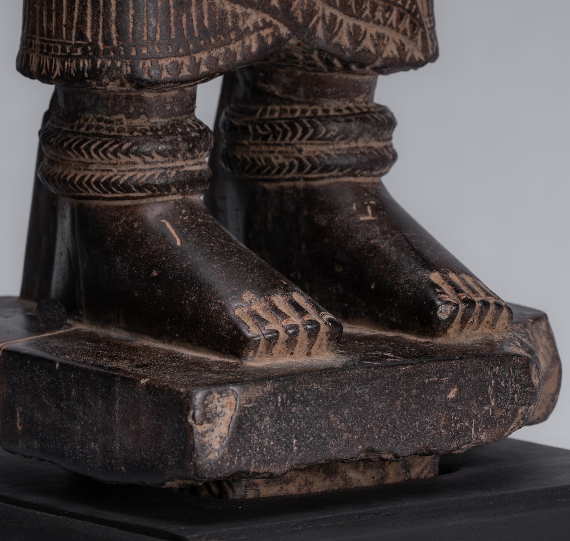 Antiker Lakshmi-Torso aus Stein im Khmer-Angkor-Wat-Stil (wahrscheinlich) – 68 cm.