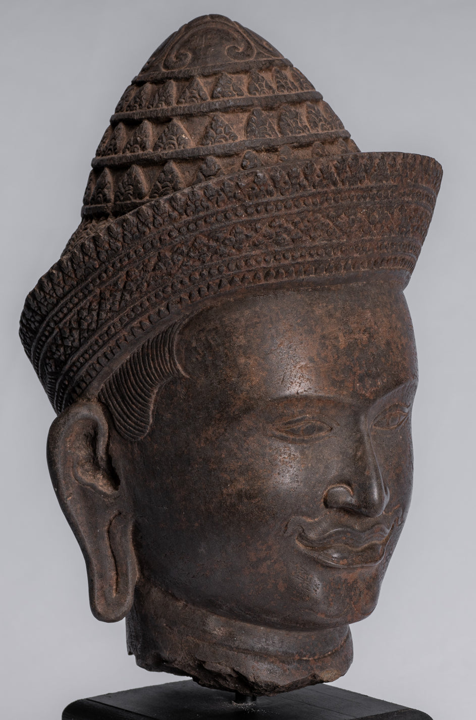 Vishnu-Statue – antiker Khmer-Vishnu-Kopf im Banteay-Srei-Stil mit Steinmontage – 35 cm