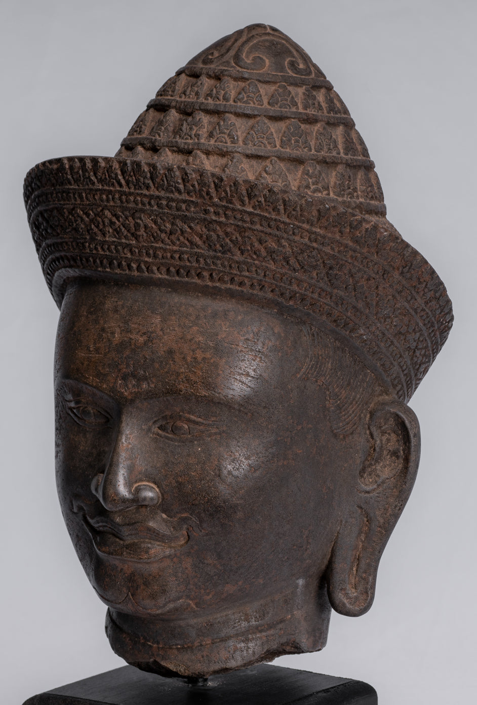 Vishnu-Statue – antiker Khmer-Vishnu-Kopf im Banteay-Srei-Stil mit Steinmontage – 35 cm