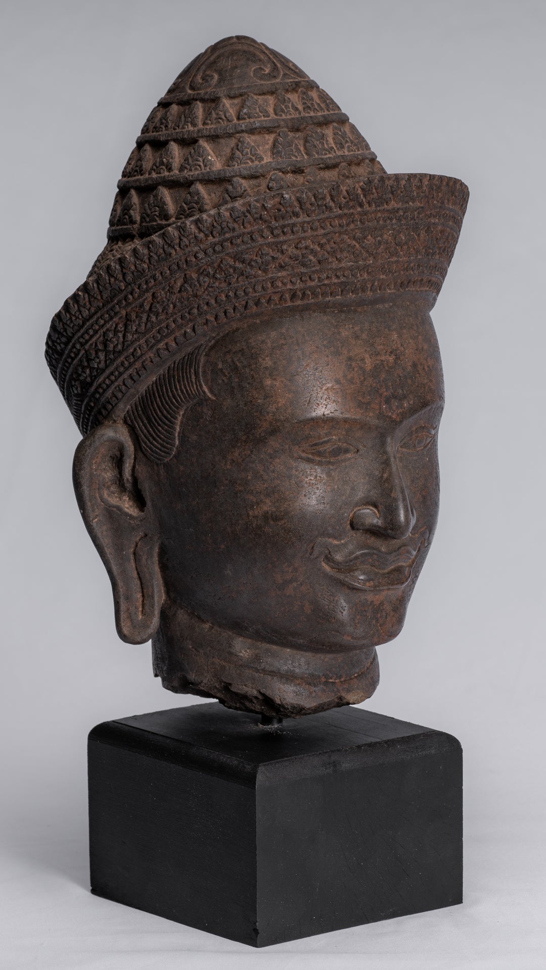Vishnu-Statue – antiker Khmer-Vishnu-Kopf im Banteay-Srei-Stil mit Steinmontage – 35 cm