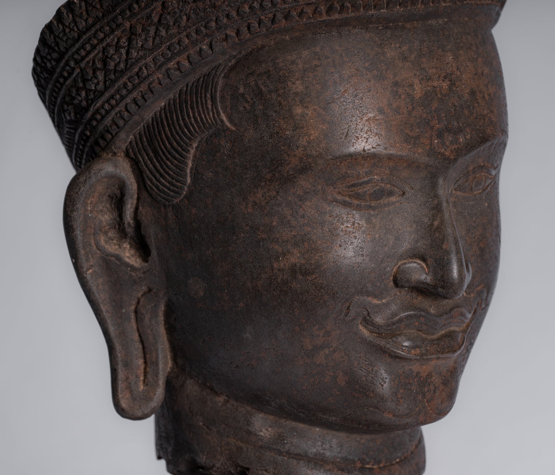 Vishnu-Statue – antiker Khmer-Vishnu-Kopf im Banteay-Srei-Stil mit Steinmontage – 35 cm