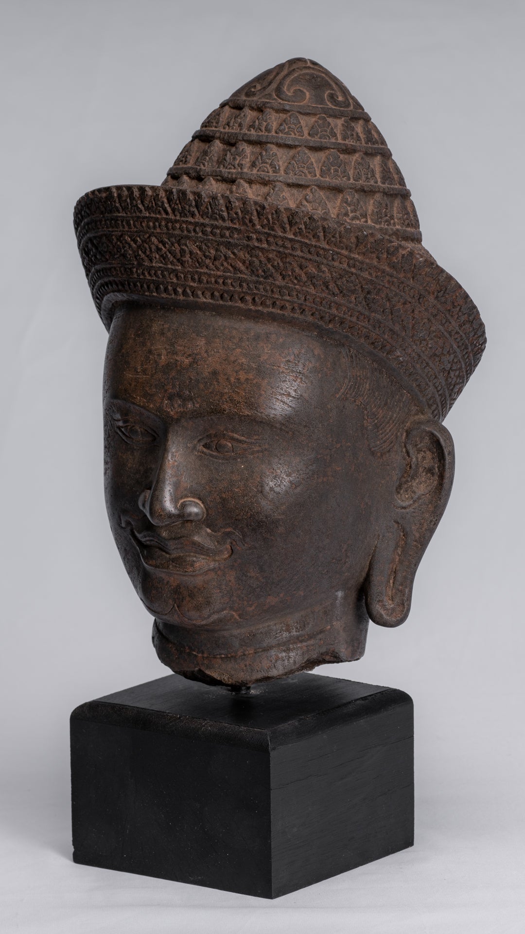 Vishnu-Statue – antiker Khmer-Vishnu-Kopf im Banteay-Srei-Stil mit Steinmontage – 35 cm