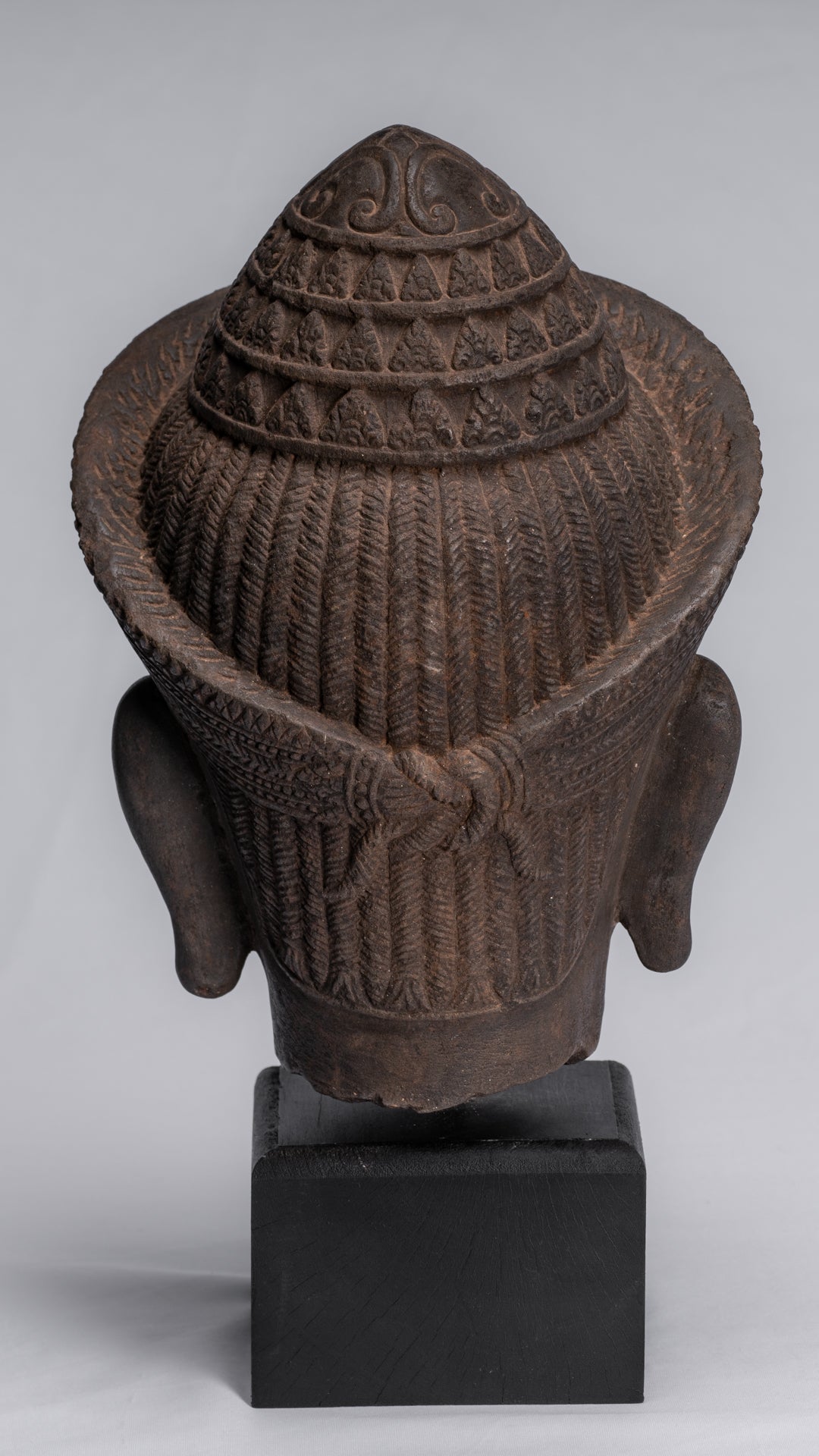 Vishnu-Statue – antiker Khmer-Vishnu-Kopf im Banteay-Srei-Stil mit Steinmontage – 35 cm