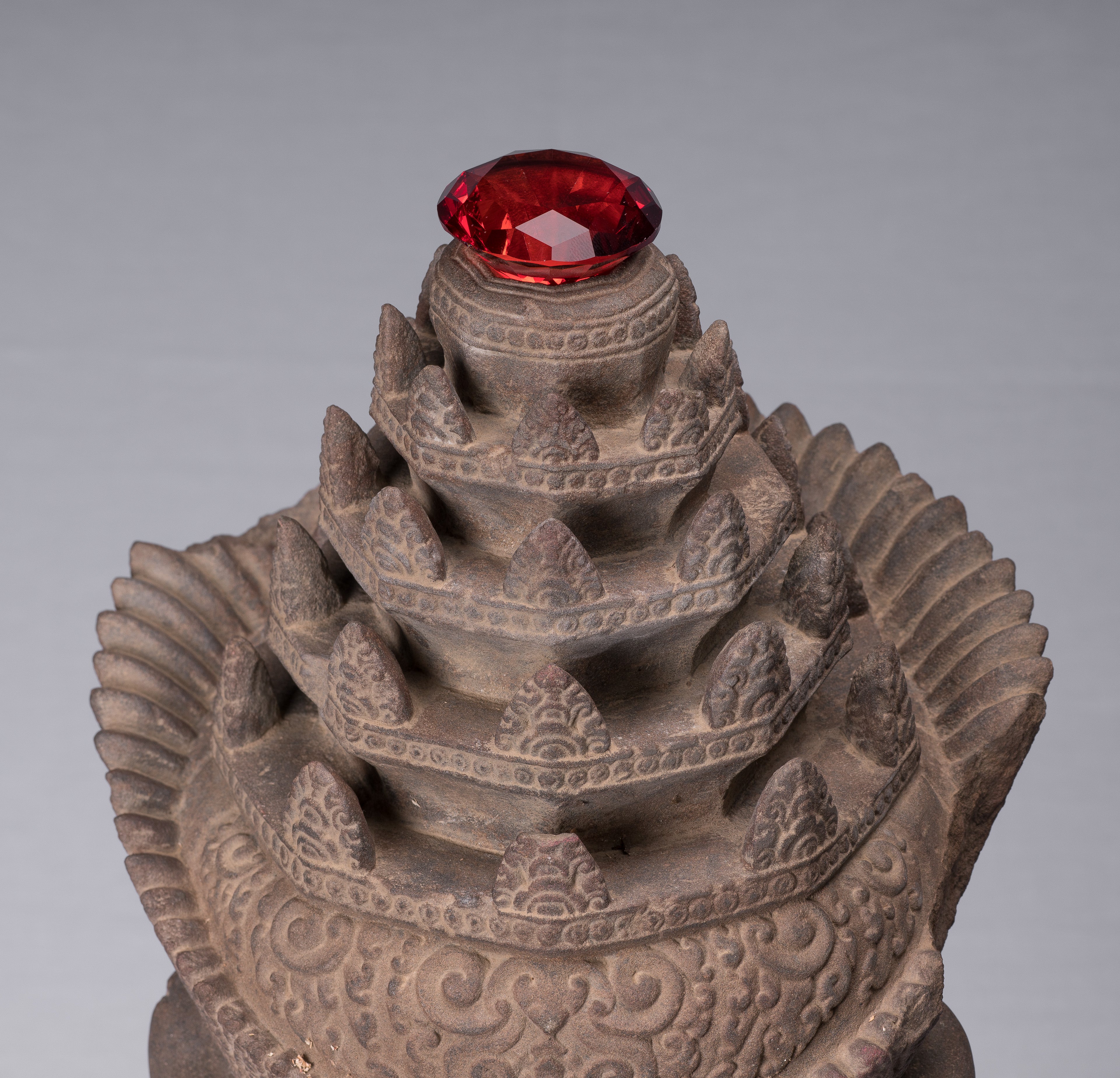 Statue Vishnu - Antique Banteay Srei Stone Stone Monted Khmer Vishnu Head - 56cm / 22 "