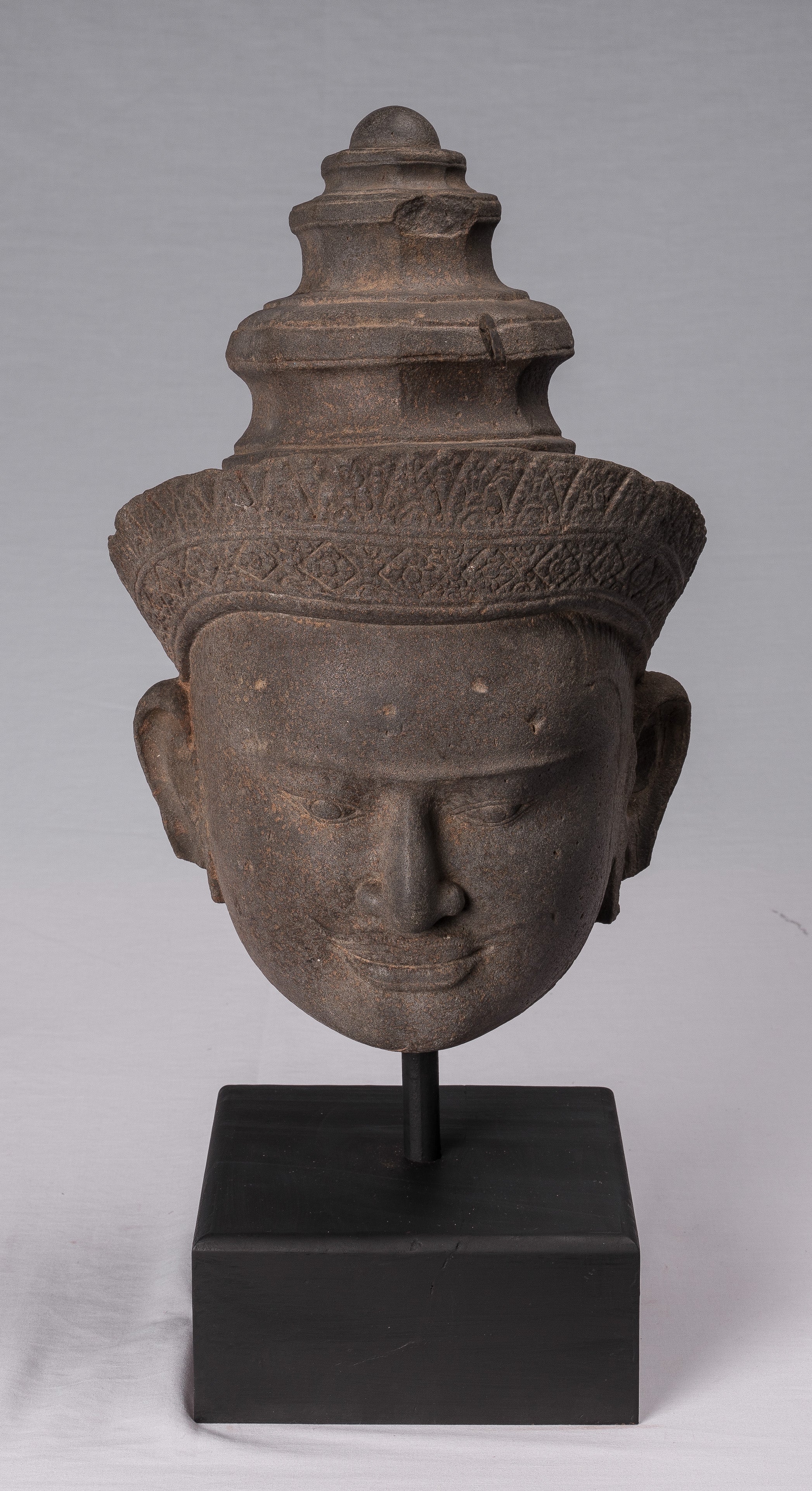 Statue de Vishnu – Tête de Vishnu en grès antique de style Preah-Ko – Protecteur et conservateur – 52 cm/21"