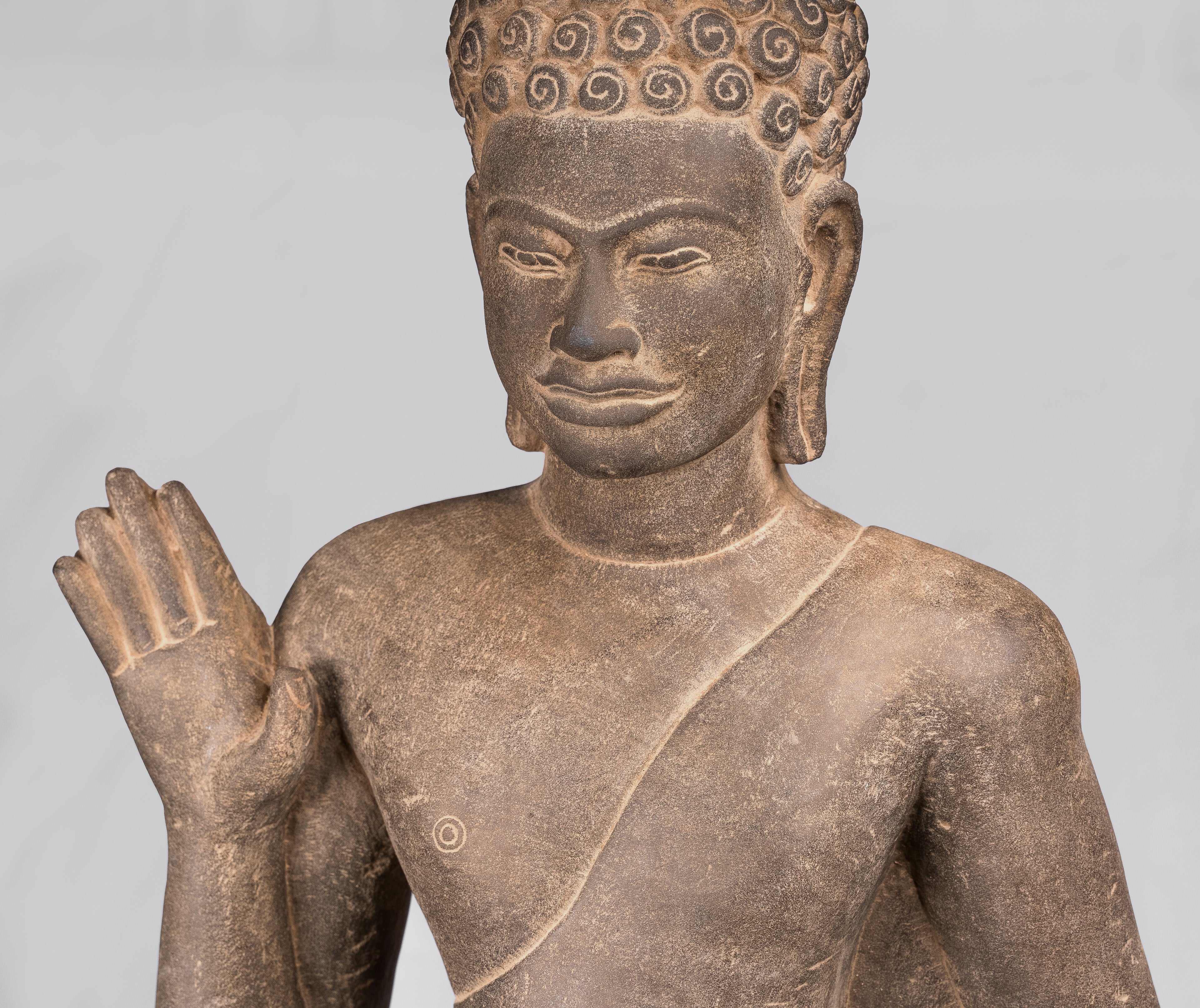 Statue de Bouddha – Bouddha khmer de protection en pierre debout de style Phnom Da antique – 123 cm de haut