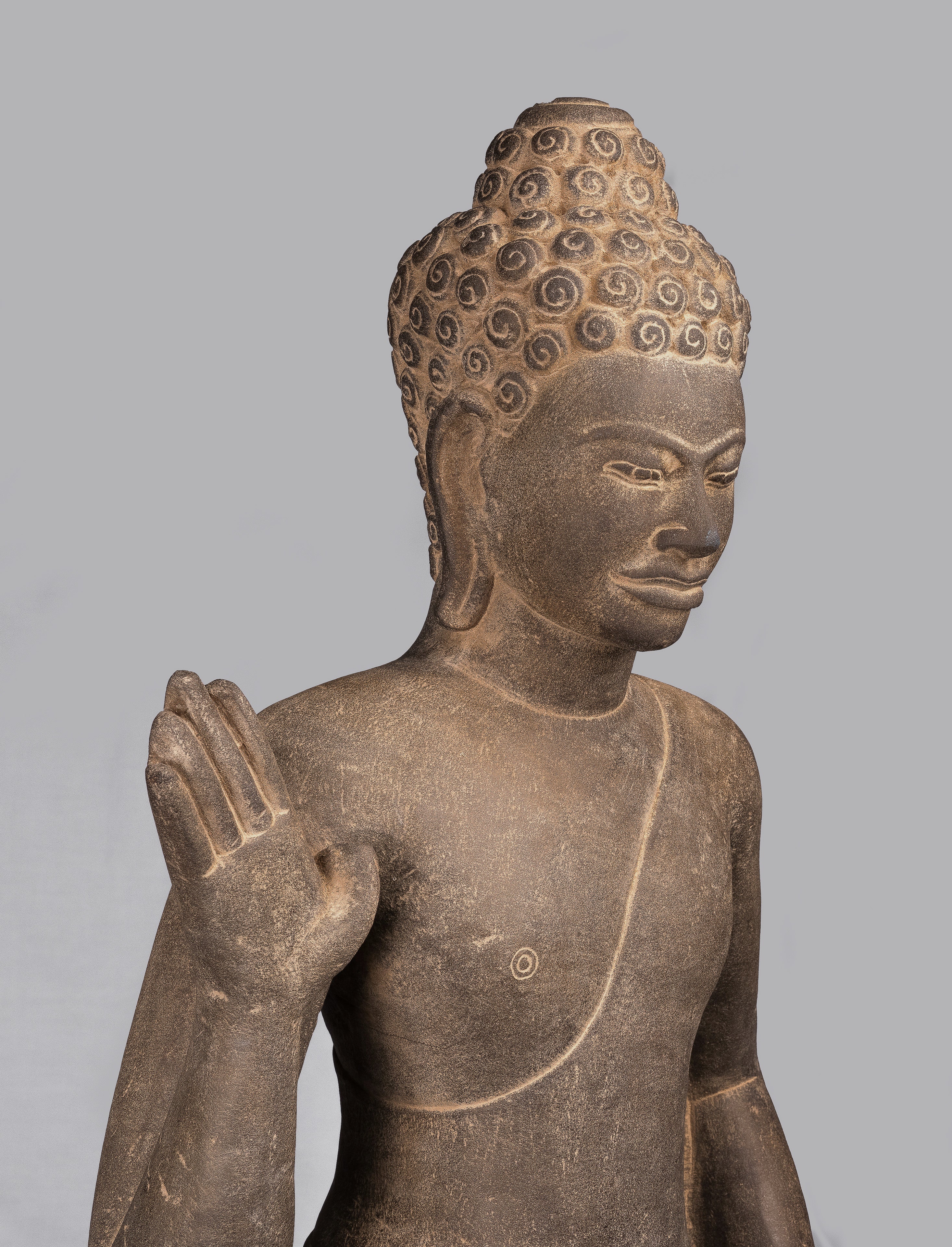Statue de Bouddha – Bouddha khmer de protection en pierre debout de style Phnom Da antique – 123 cm de haut