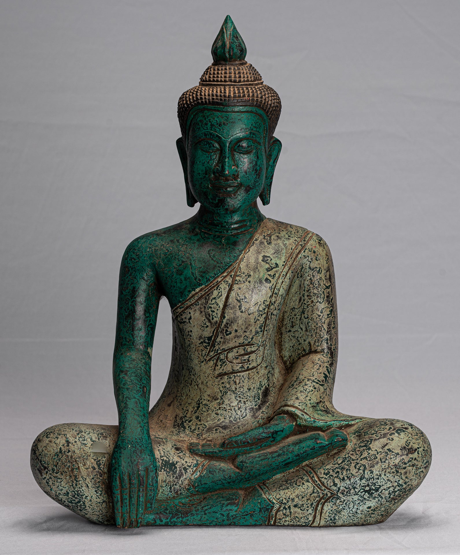 Buddha-Statue – Antiker Khmer-Stil Südostasien, sitzende Erleuchtungs-Buddha-Statue aus Holz – 43 cm/17 Zoll