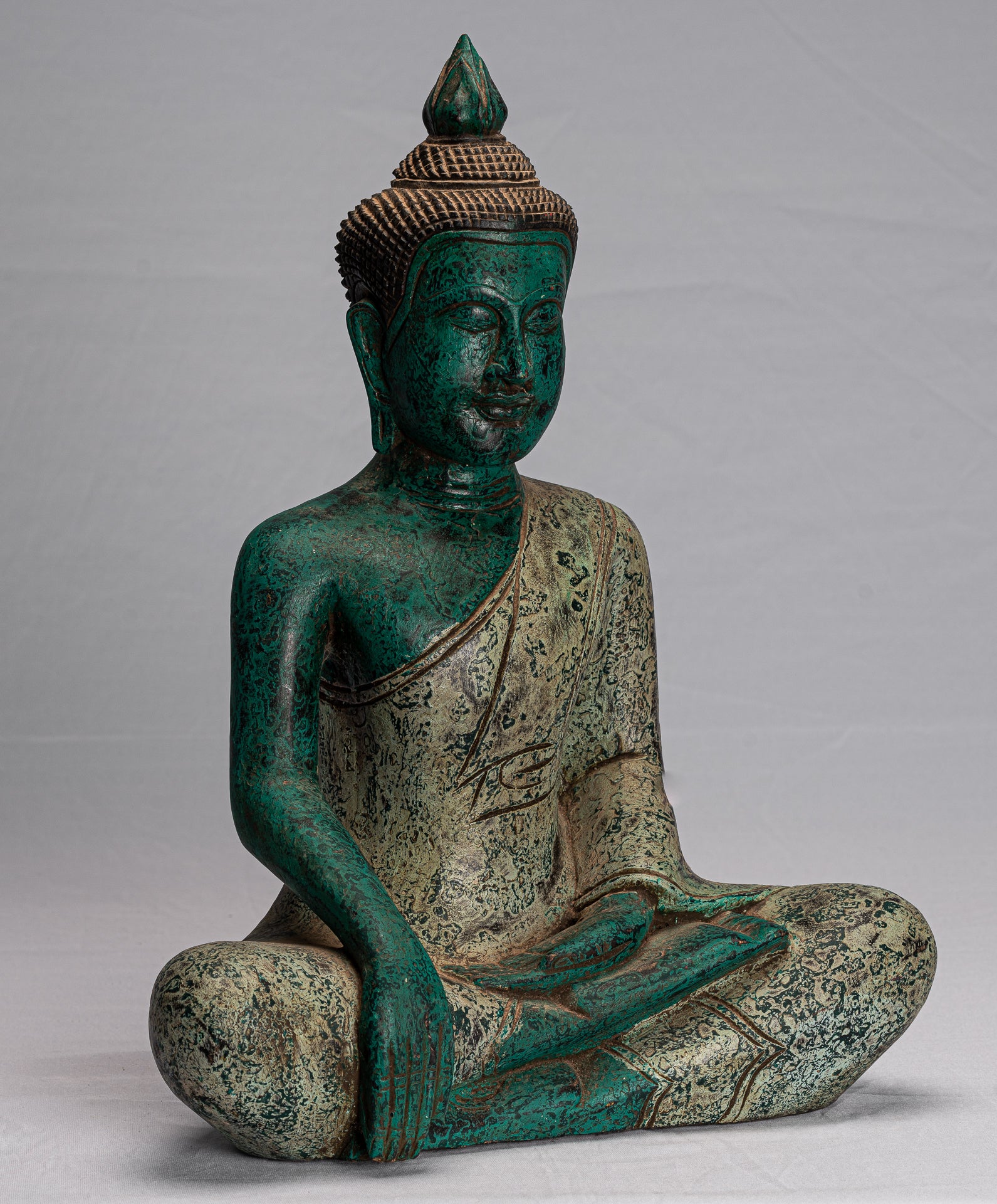 Buddha-Statue – Antiker Khmer-Stil Südostasien, sitzende Erleuchtungs-Buddha-Statue aus Holz – 43 cm/17 Zoll