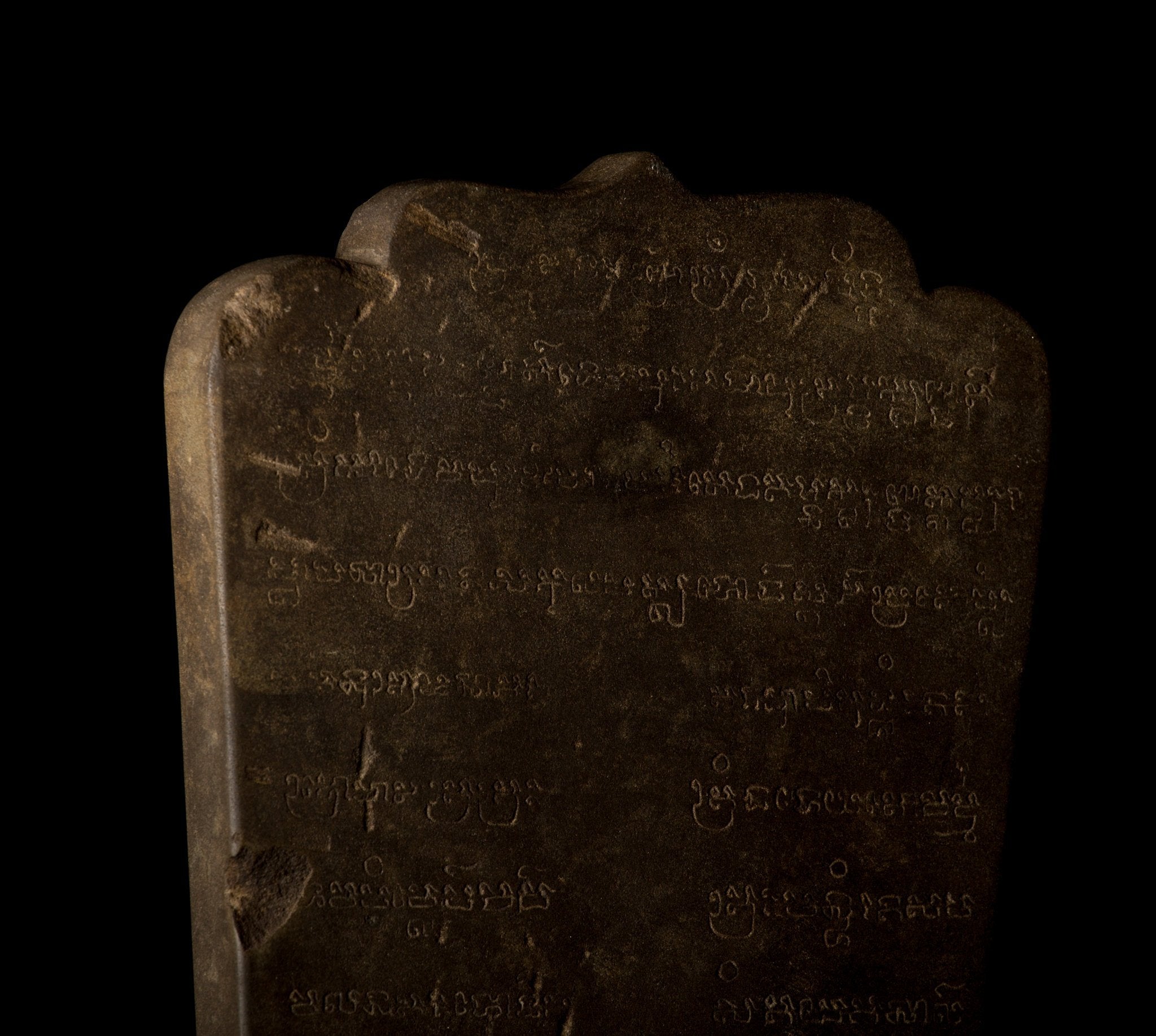 Statue antique de Vishnu en pierre montée de style Baphuon - 43 cm/17"