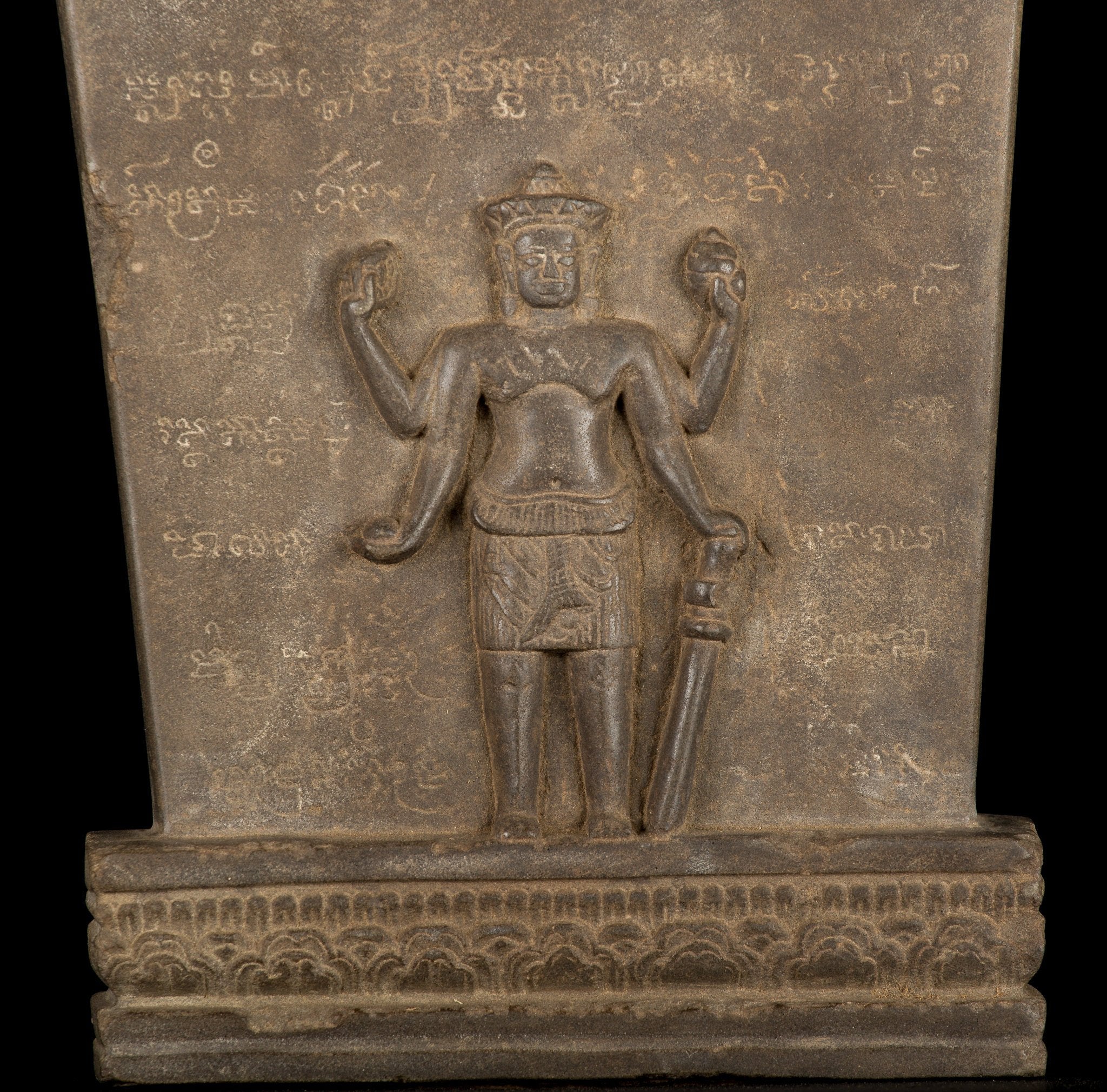 Statue antique de Vishnu en pierre montée de style Baphuon - 43 cm/17"