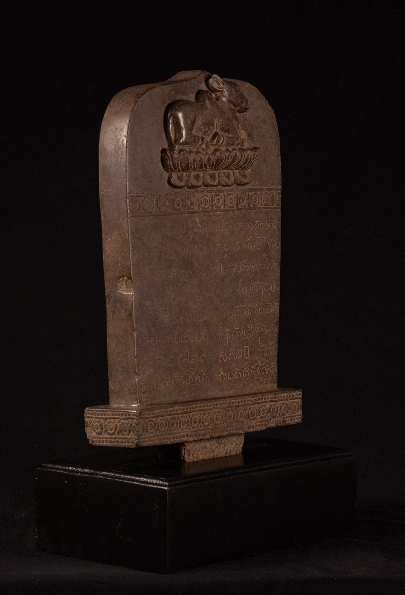 Stèle sanskrite antique en pierre de style khmer avec Nandi - 65 cm / 26"