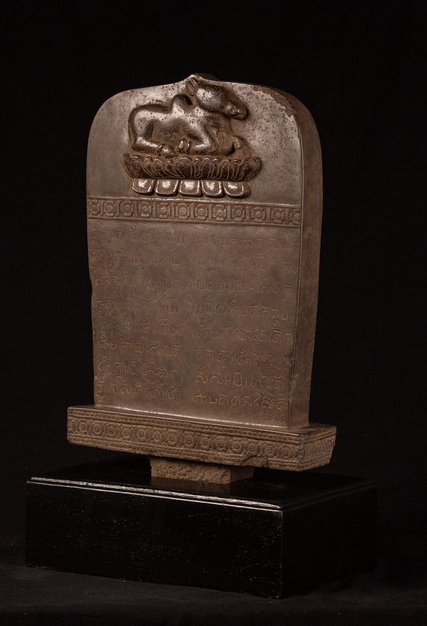 Stèle sanskrite antique en pierre de style khmer avec Nandi - 65 cm / 26"