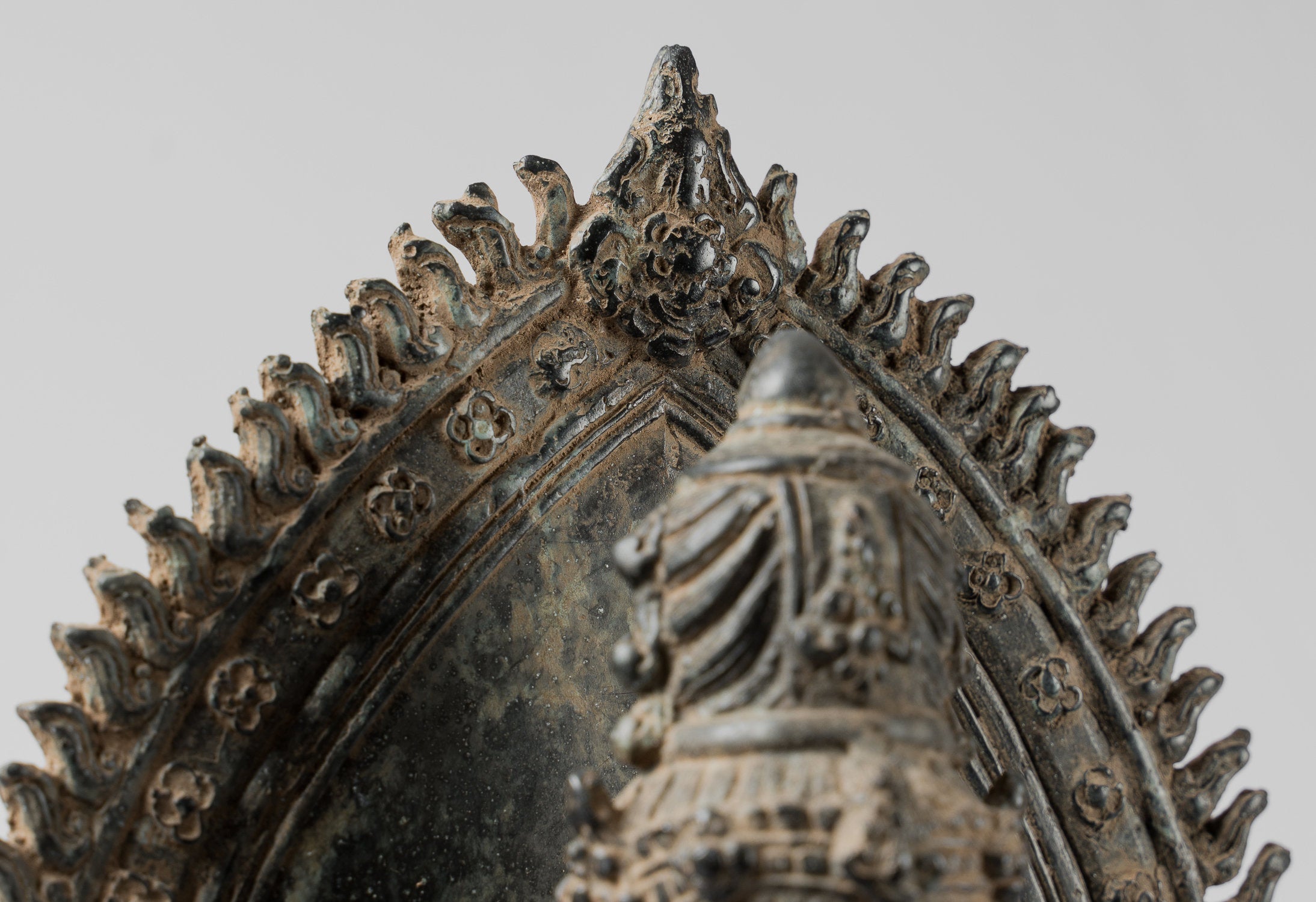 Estatua de Bronce Vishnu de estilo indonesio antiguo - Protector y Preservador - 37 cm/15 "