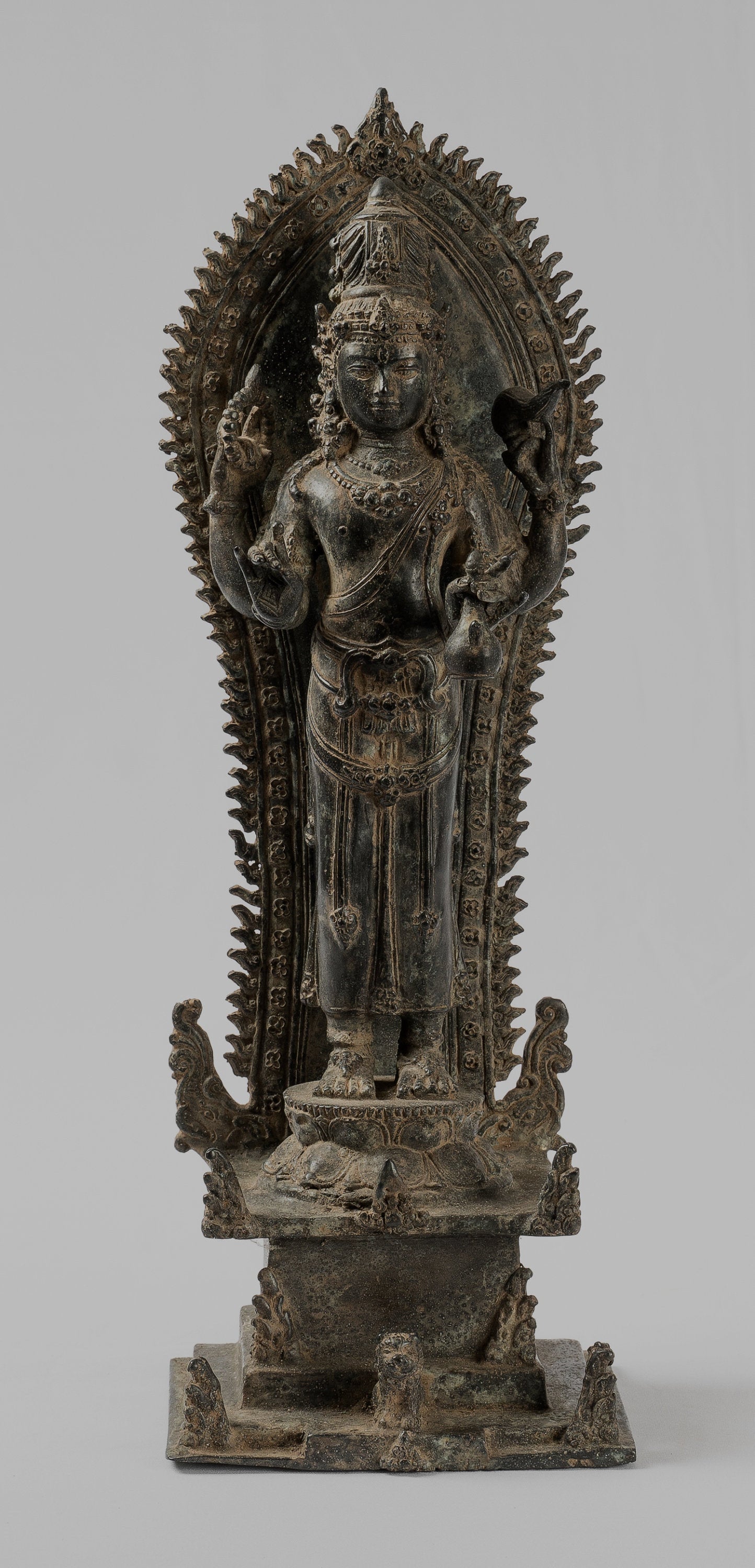 Estatua de Bronce Vishnu de estilo indonesio antiguo - Protector y Preservador - 37 cm/15 "