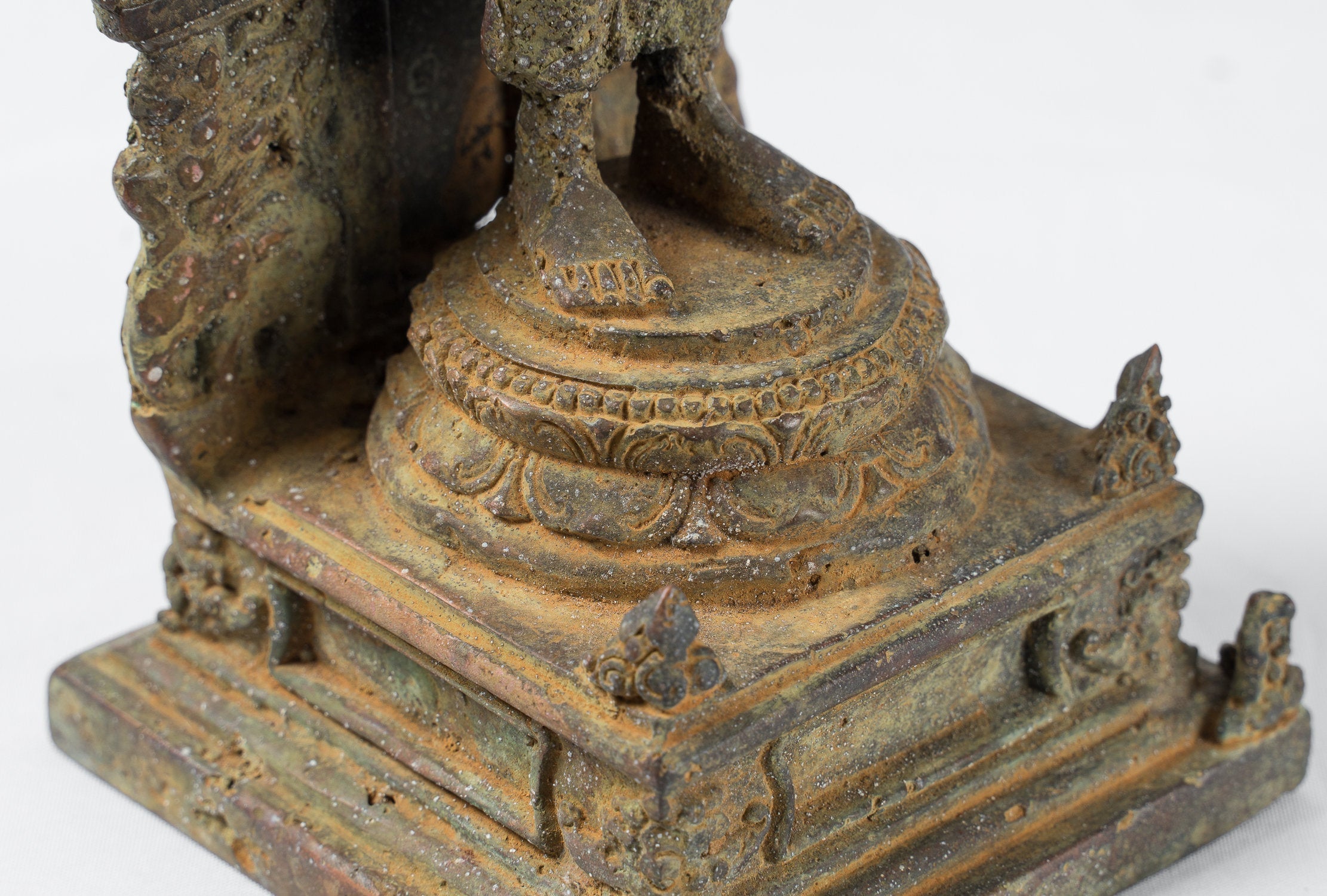 Estatua de Buda - Amoghasiddhi Buddha de estilo indonesio antiguo de indonesio - 24 cm/10 "