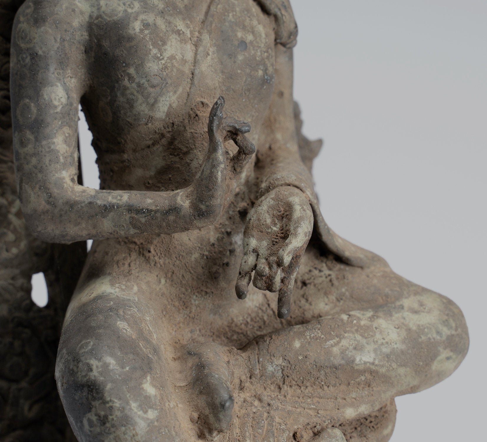 Buddha-Statue – sitzender javanischer Prediger-Buddha aus Bronze im antiken indonesischen Stil – 29 cm