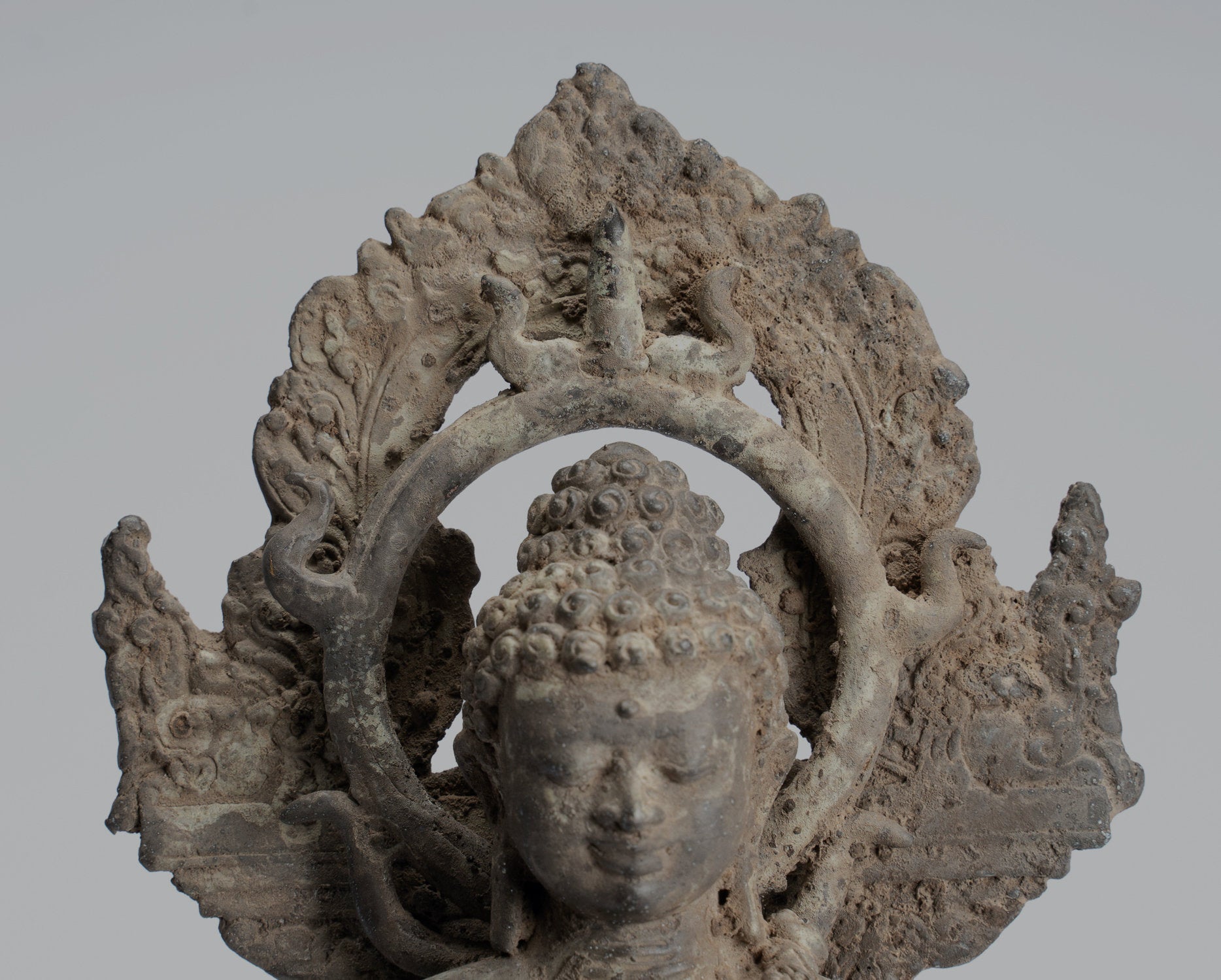 Buddha-Statue – sitzender javanischer Prediger-Buddha aus Bronze im antiken indonesischen Stil – 29 cm