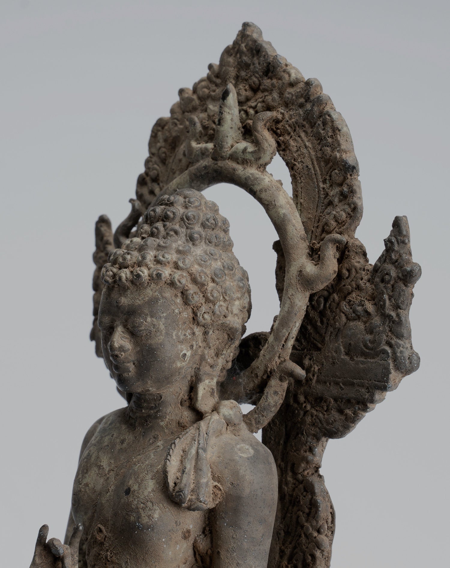 Buddha-Statue – sitzender javanischer Prediger-Buddha aus Bronze im antiken indonesischen Stil – 29 cm