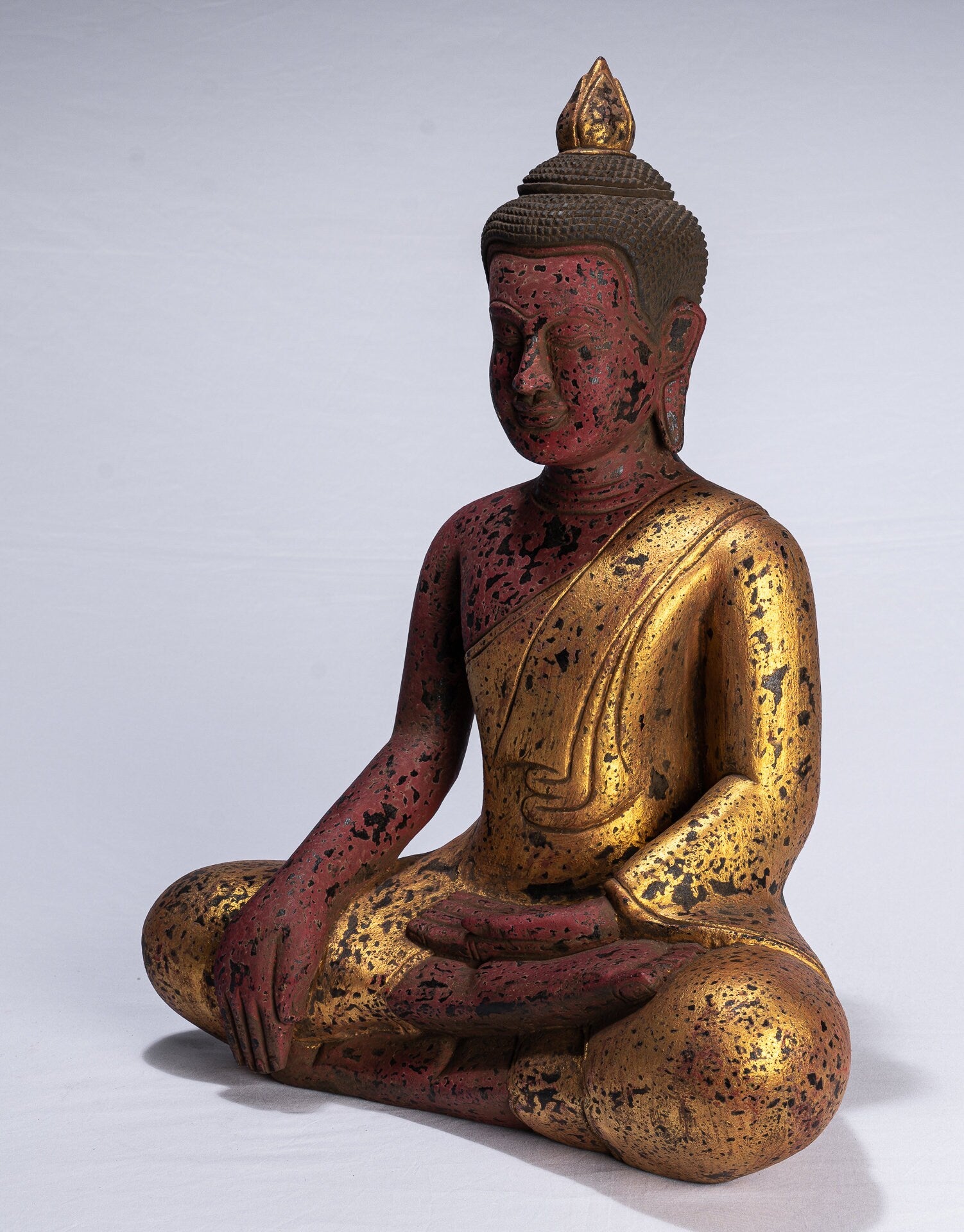 Statue de Bouddha - Statue de Bouddha des Lumières en bois assis de style khmer antique d'Asie du Sud-Est - 52 cm/21"