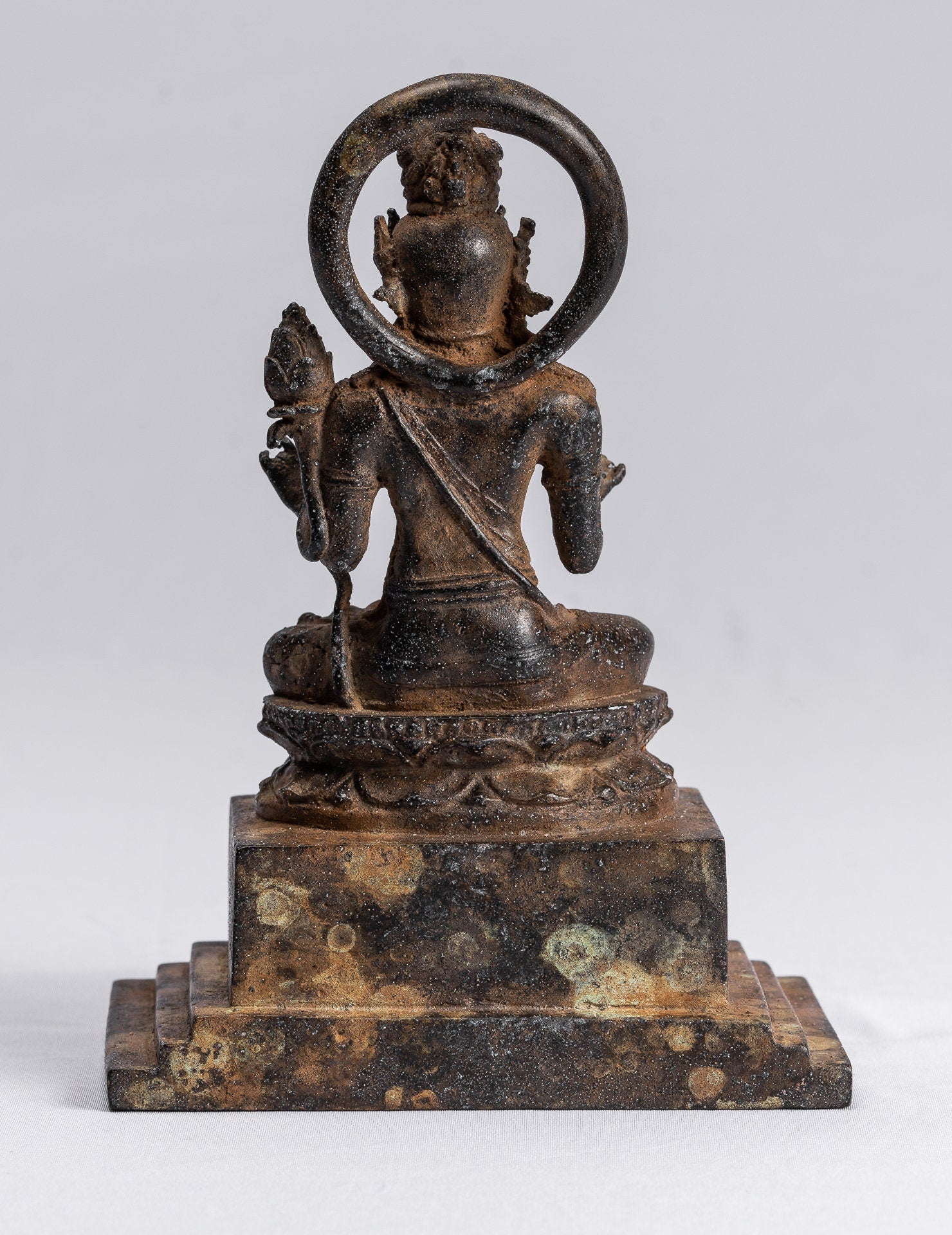 Tara-Statue – antike Majapahit-indonesische sitzende Bronze-Devi-Tara-Statue im Java-Stil – 17 cm.