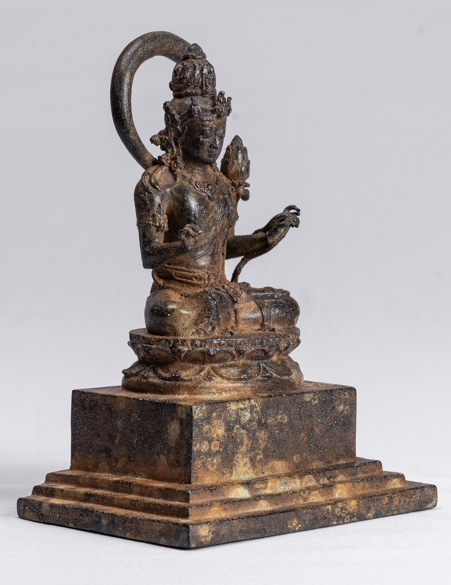 Tara-Statue – antike Majapahit-indonesische sitzende Bronze-Devi-Tara-Statue im Java-Stil – 17 cm.