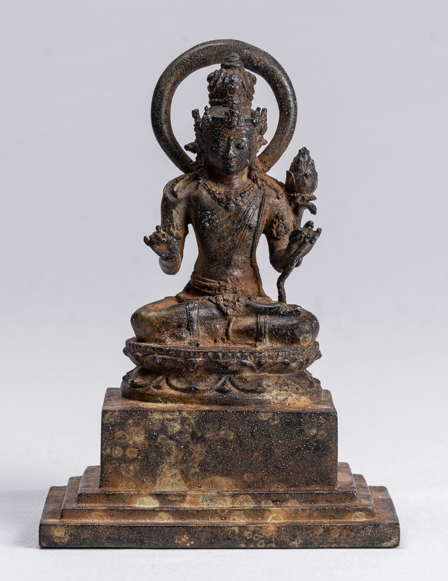 Tara-Statue – antike Majapahit-indonesische sitzende Bronze-Devi-Tara-Statue im Java-Stil – 17 cm.